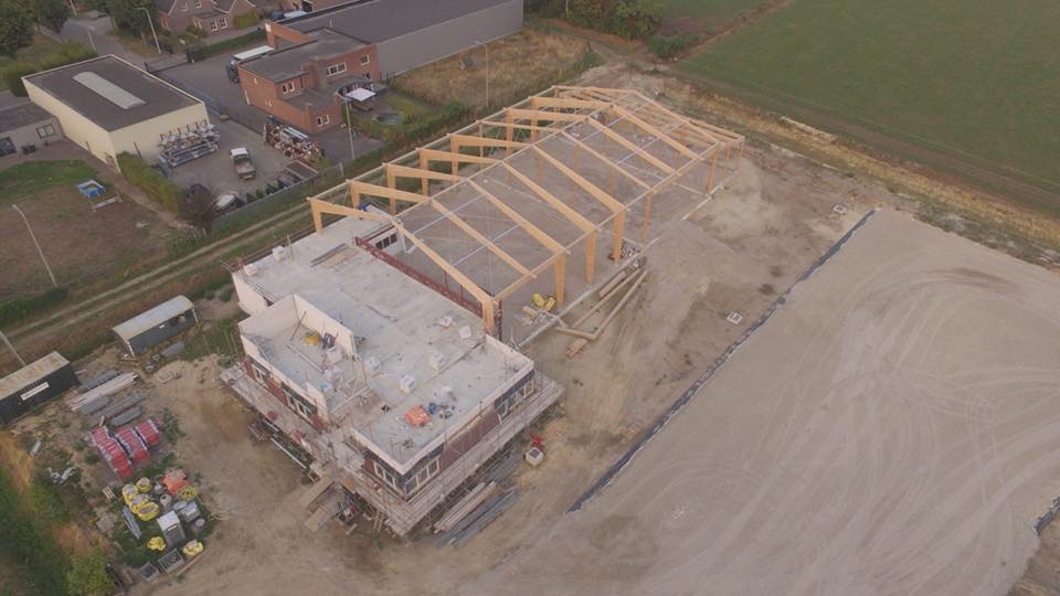 Gestaag doorwerken aan nieuwbouw. Het complex krijgt vorm.